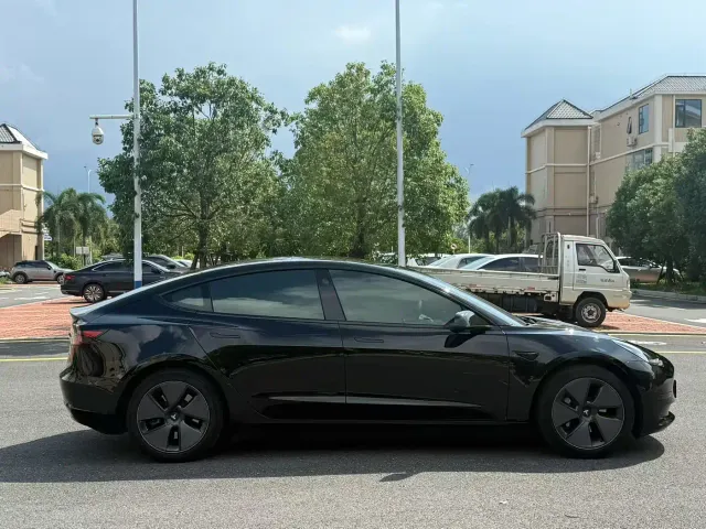 Tesla Model 3 — Фото автомобиля 5