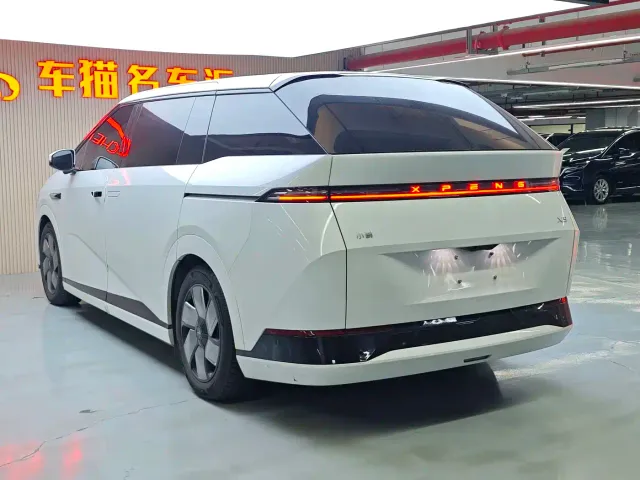 Xpeng X9 — Фото автомобиля 22