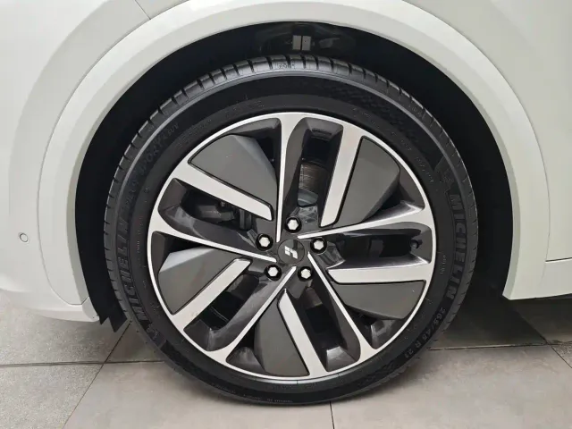 Li Auto L7 — Фото автомобиля 16
