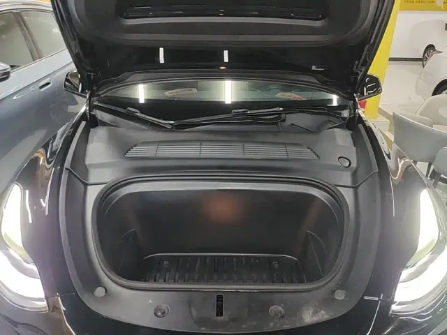 Tesla Model Y — Фото автомобиля 19