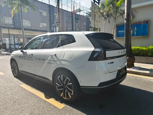 Volvo XC70 Plug-in Hybrid — Фото автомобиля 8