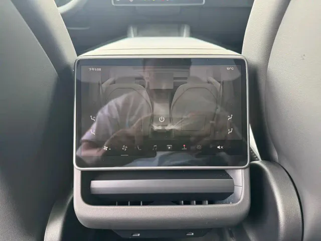 Tesla Model Y — Фото автомобиля 11