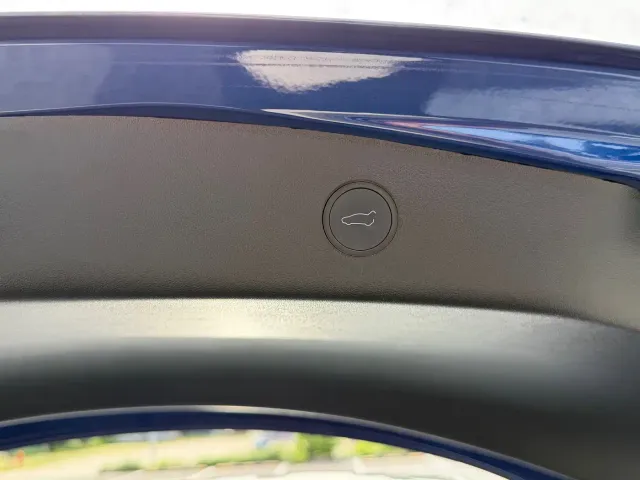 Tesla Model 3 — Фото автомобиля 25