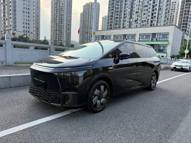 Фотография автомобиля — Xpeng X9