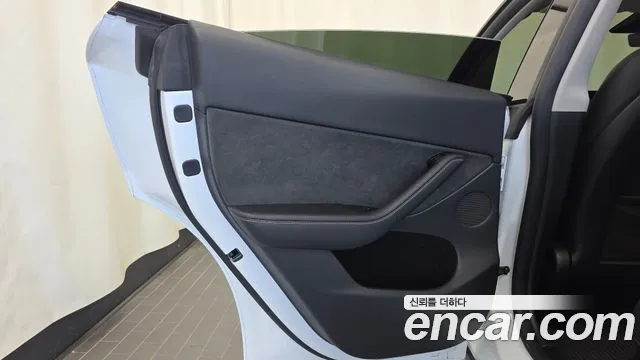 Tesla Model Y — Фото автомобиля 14