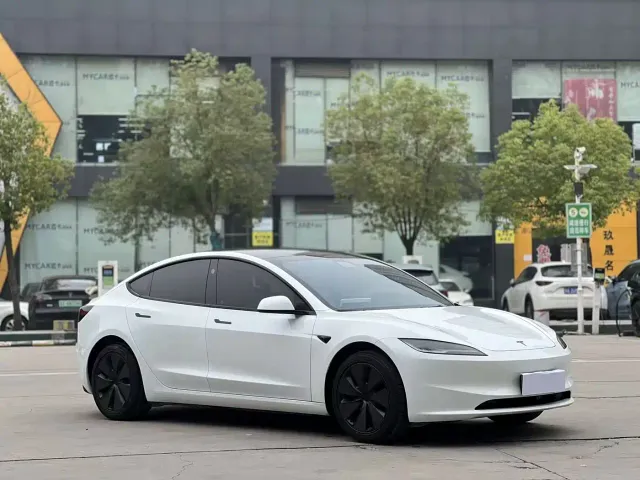 Tesla Model 3 — Фото автомобиля 3