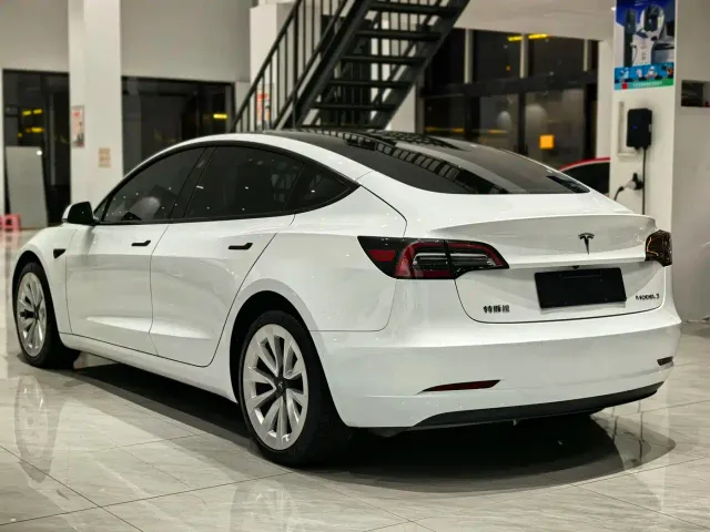 Tesla Model 3 — Фото автомобиля 6