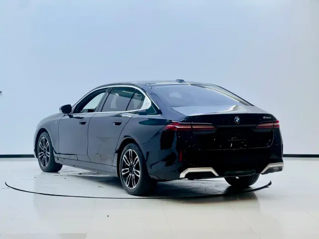 BMW 5 Series — Фото автомобиля 2
