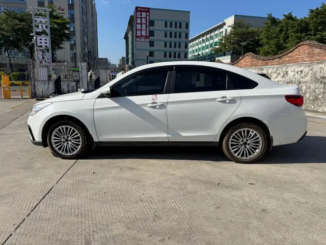 Forthing Fengxing S50EV — Фото автомобиля 8