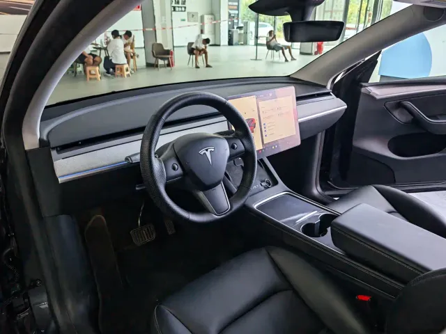 Tesla Model Y — Фото автомобиля 18