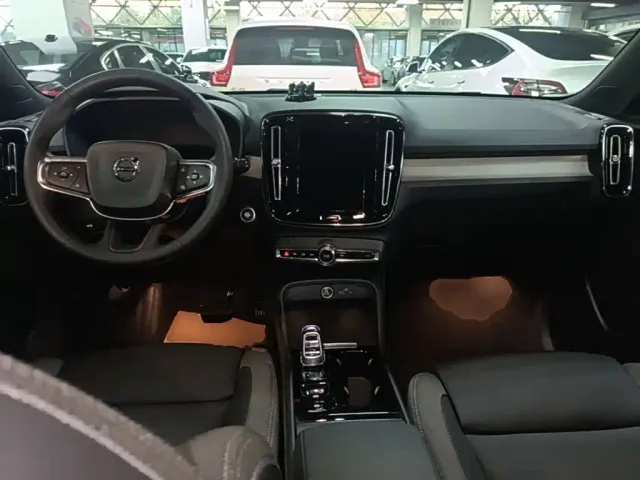 Volvo XC40 — Фото автомобиля 9
