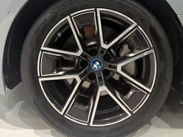 BMW i4 — Фото автомобиля 14