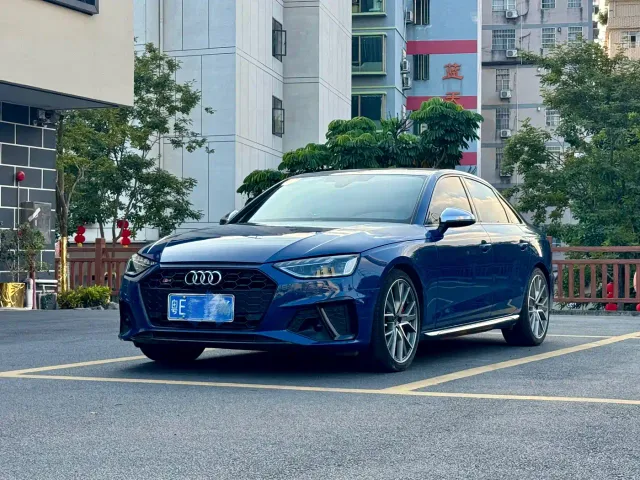 Фотография автомобиля — Audi S4