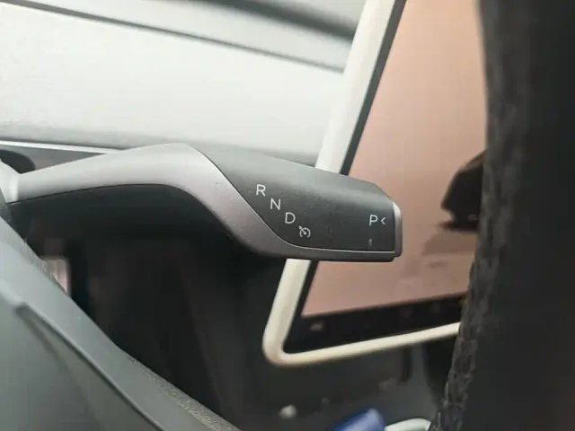 Tesla Model Y — Фото автомобиля 13