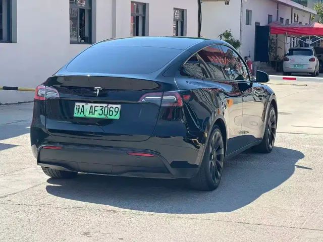 Tesla Model Y — Фото автомобиля 13