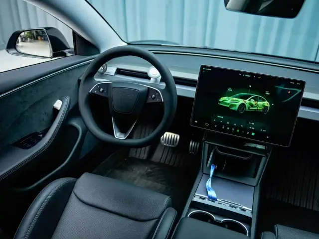 Tesla Model 3 — Фото автомобиля 7