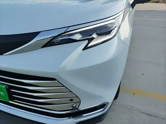 Toyota Sienna — Фото автомобиля 23