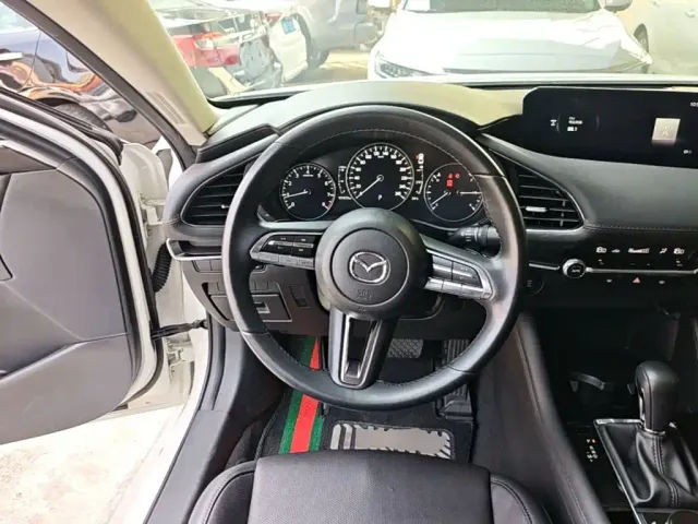 Mazda Axela — Фото автомобиля 10