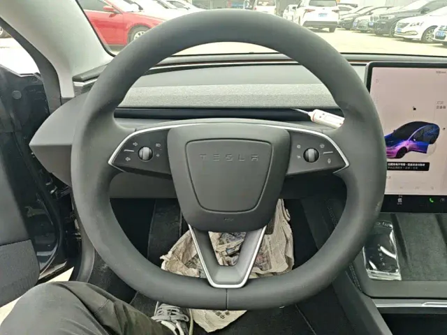 Tesla Model 3 — Фото автомобиля 10