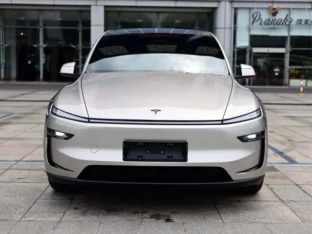 Tesla Model Y L — Фото автомобиля 2
