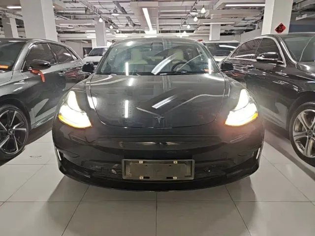 Tesla Model 3 — Фото автомобиля 2
