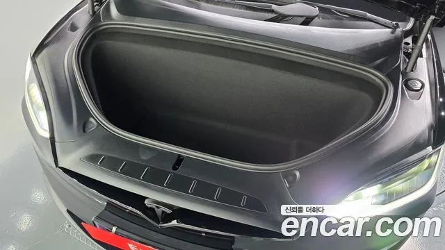 Tesla Model X — Фото автомобиля 6