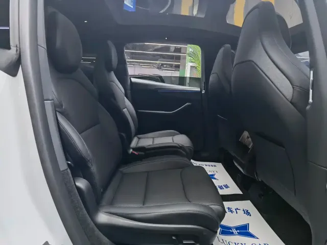 Tesla Model Y L — Фото автомобиля 9