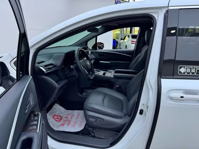 Toyota Sienna — Фото автомобиля 7