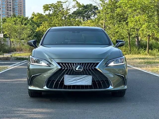 Lexus ES — Фото автомобиля 2