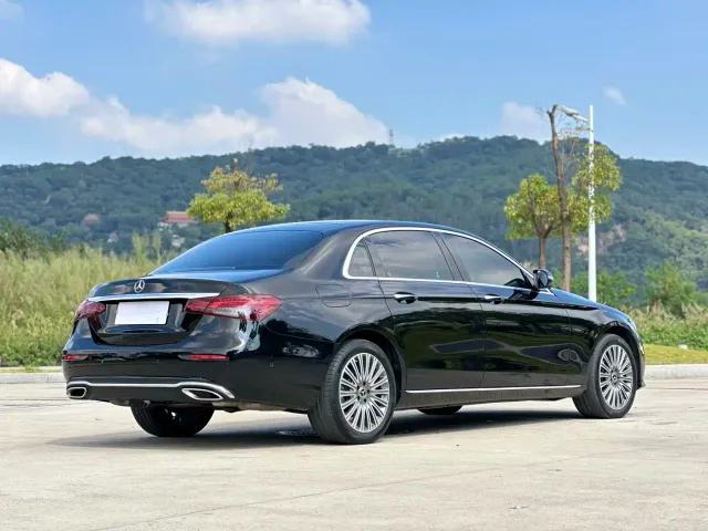 Mercedes-Benz E-Class — Фото автомобиля 2