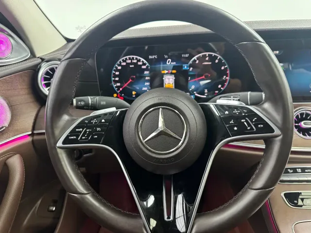 Mercedes-Benz E-Class — Фото автомобиля 12