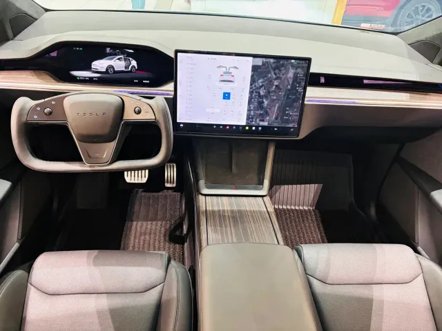 Tesla Model X — Фото автомобиля 16