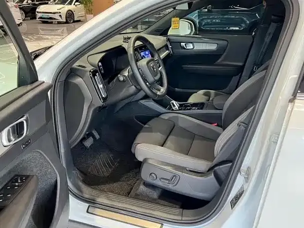 Volvo XC40 — Фото автомобиля 7