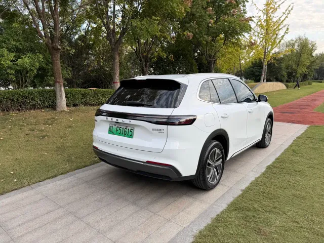 Geely Galaxy Starship 7 EM-i — Фото автомобиля 6