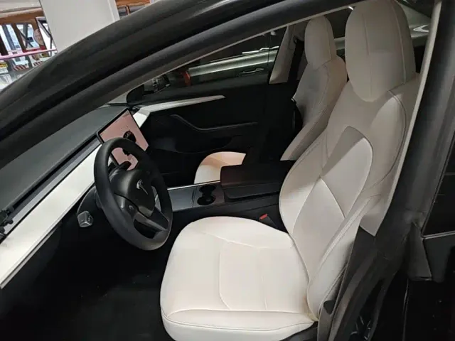 Tesla Model 3 — Фото автомобиля 14