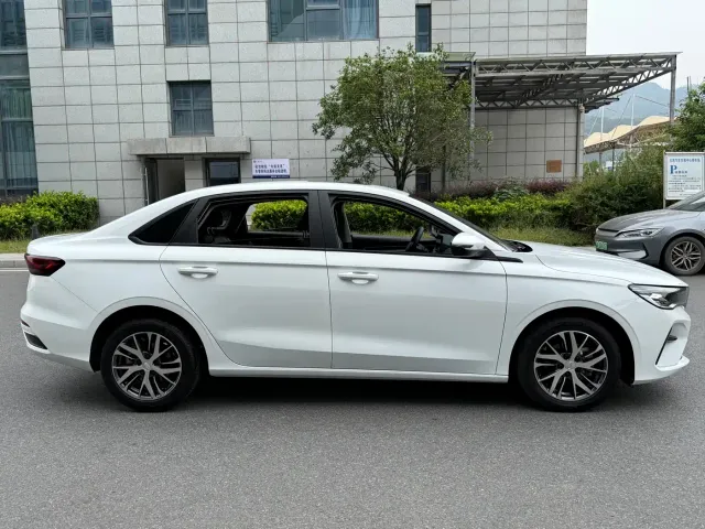 Geely Emgrand — Фото автомобиля 11