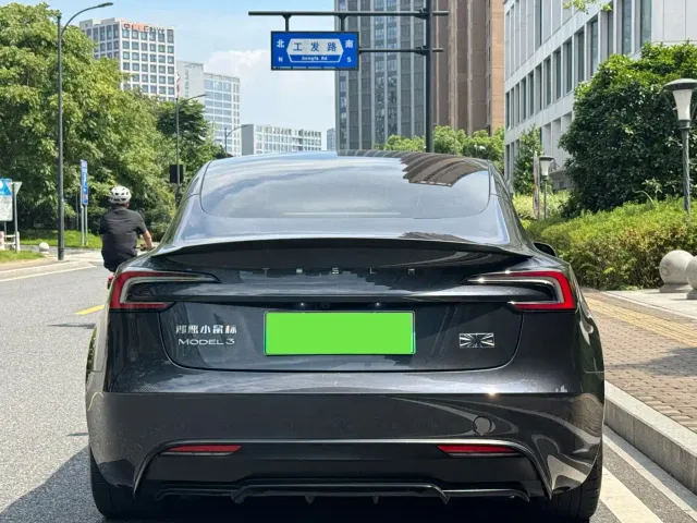 Tesla Model 3 — Фото автомобиля 11