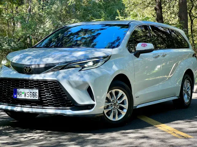 Toyota Granvia 2024 2.5L Hybrid Comfort — Фото автомобиля 2