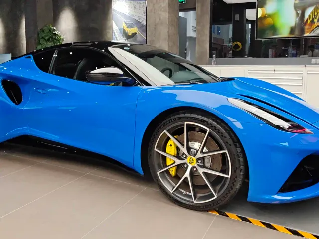 Lotus Emira — Фото автомобиля 6