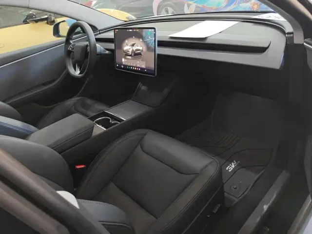 Tesla Model 3 — Фото автомобиля 8