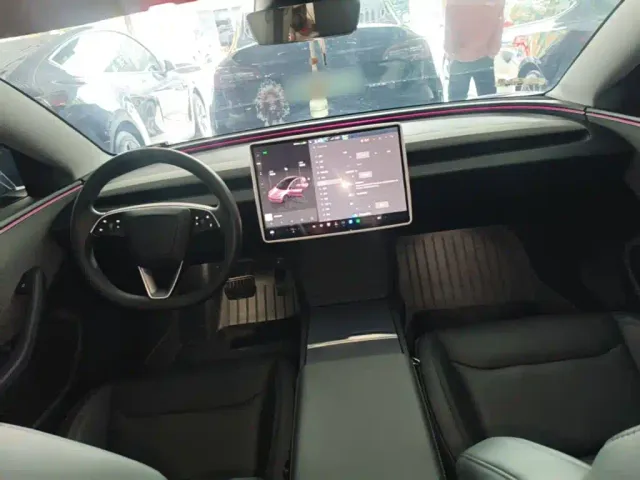 Tesla Model 3 — Фото автомобиля 9