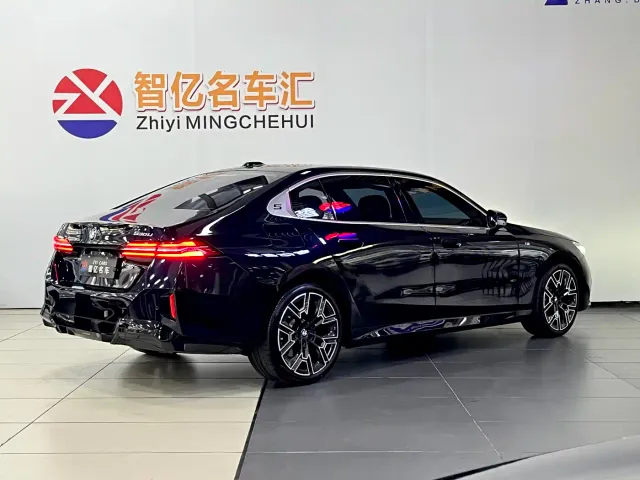 BMW 5 Series — Фото автомобиля 16