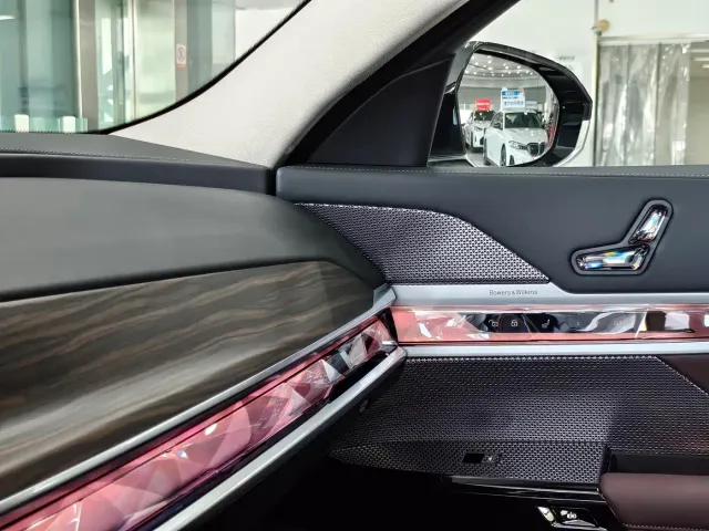 BMW i7 — Фото автомобиля 11