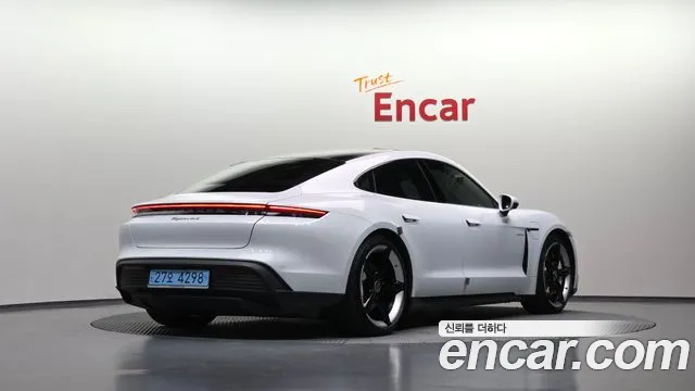 Porsche Taycan — Фото автомобиля 2