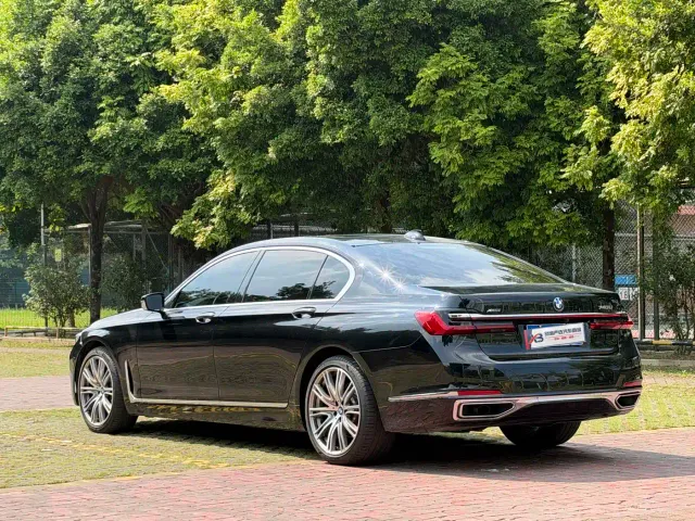 BMW 7 Series — Фото автомобиля 5