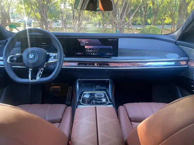 BMW i7 — Фото автомобиля 7