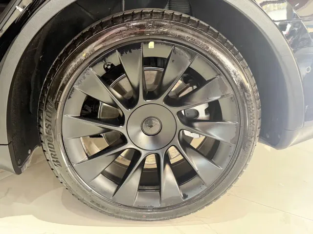 Tesla Model Y — Фото автомобиля 14