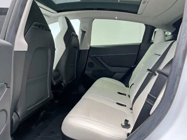 Tesla Model Y — Фото автомобиля 16