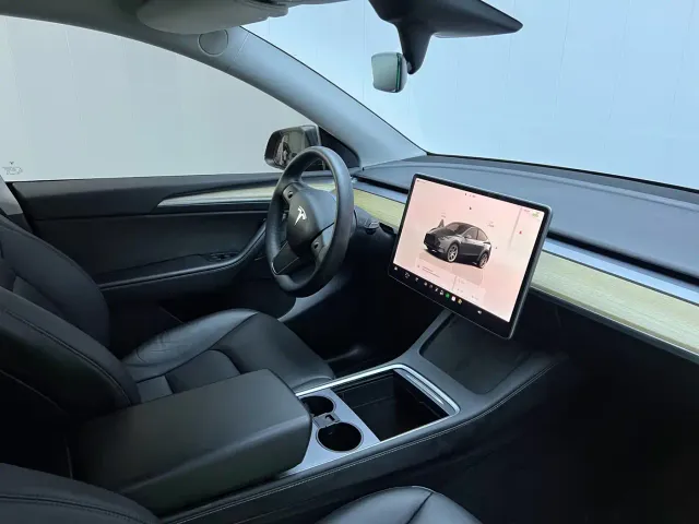 Tesla Model Y — Фото автомобиля 8