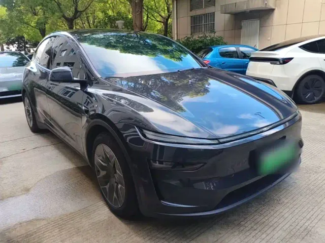 Tesla Model Y L — Фото автомобиля 3
